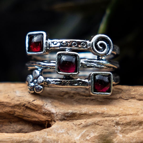 Bague en argent avec grenat 01R610GR