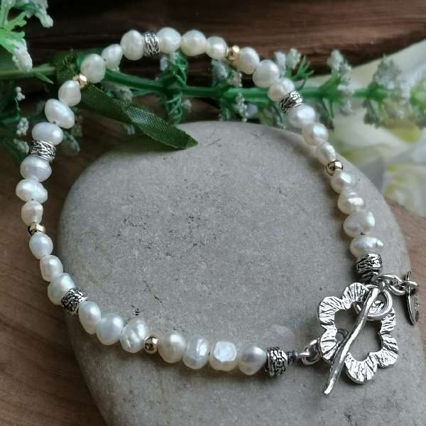 Silbernes Armband mit Perlen und vergoldetem 01B762PL