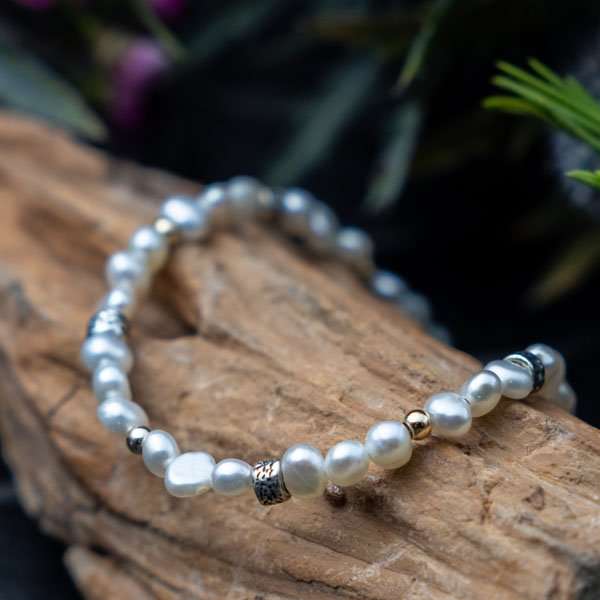 Silbernes Armband mit Perlen und vergoldetem 01B762PL