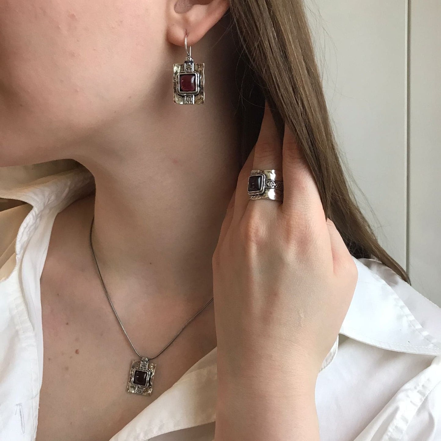 Boucles d'oreilles en argent avec grenat 01E447GR