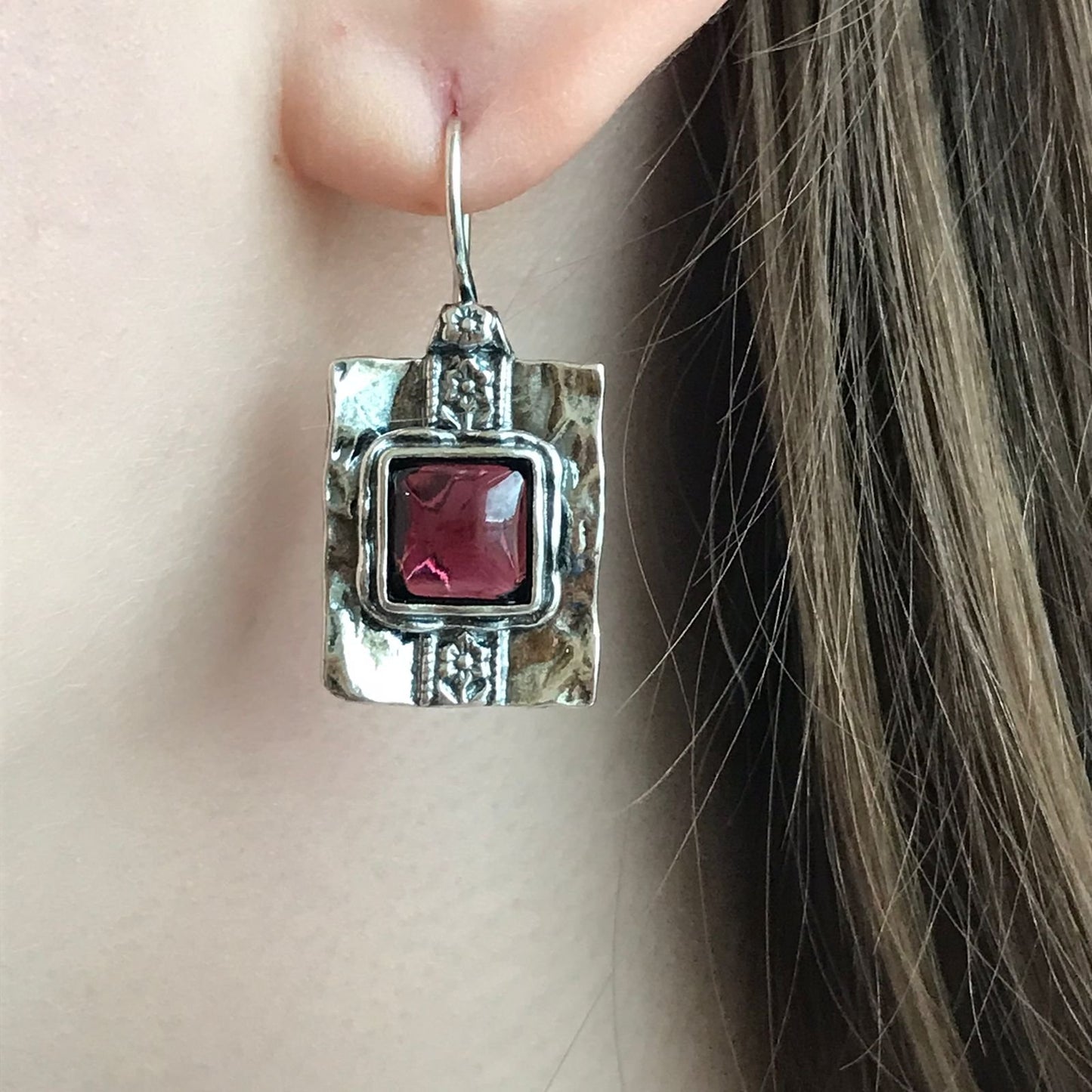 Boucles d'oreilles en argent avec grenat 01E447GR