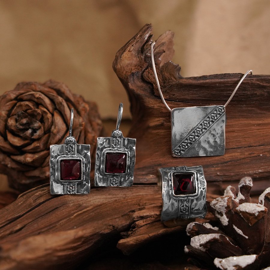 Boucles d'oreilles en argent avec grenat 01E447GR