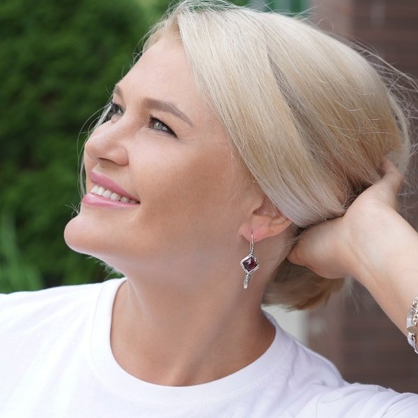 Boucles d'oreilles en argent avec grenat 01E613GR