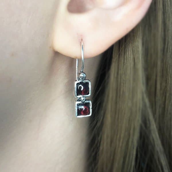 Boucles d'oreilles en argent avec grenat 01E832GR