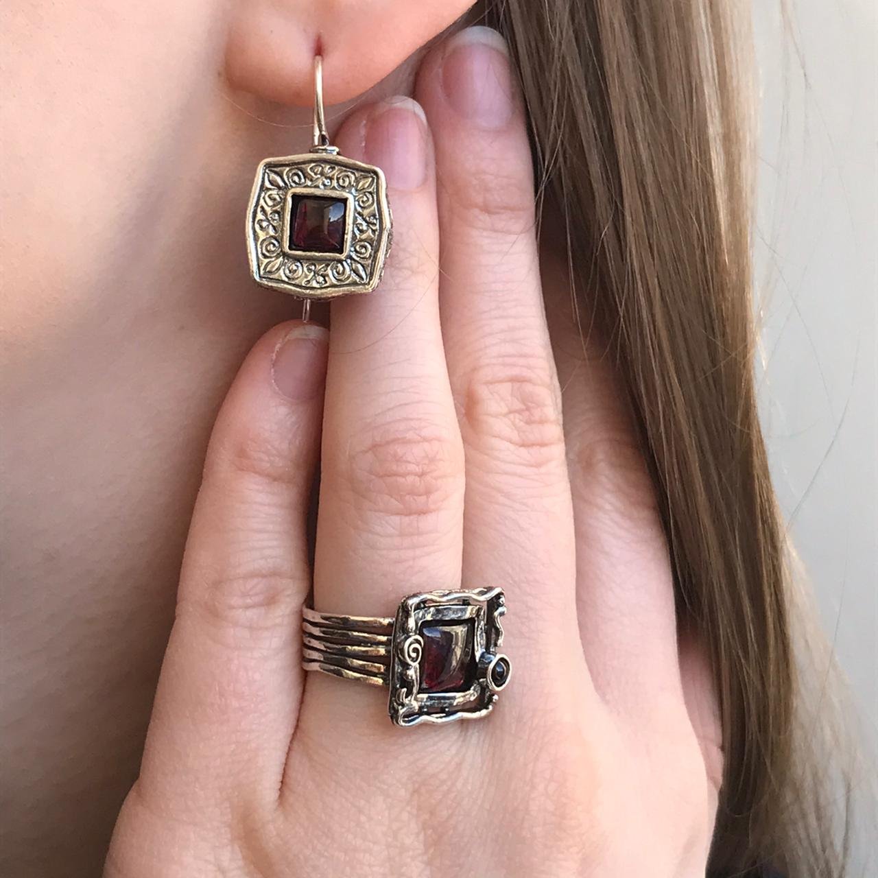Bague en argent avec grenat 01R371GR
