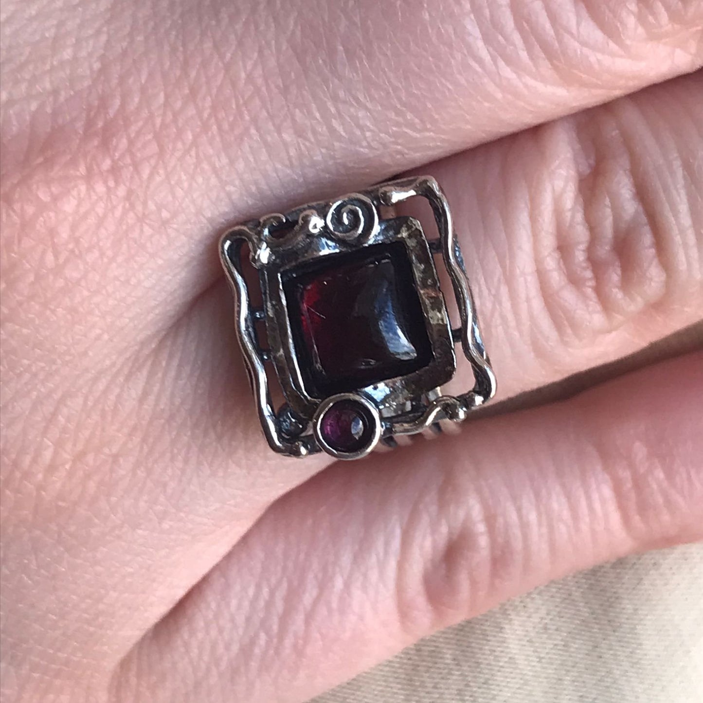 Bague en argent avec grenat 01R371GR
