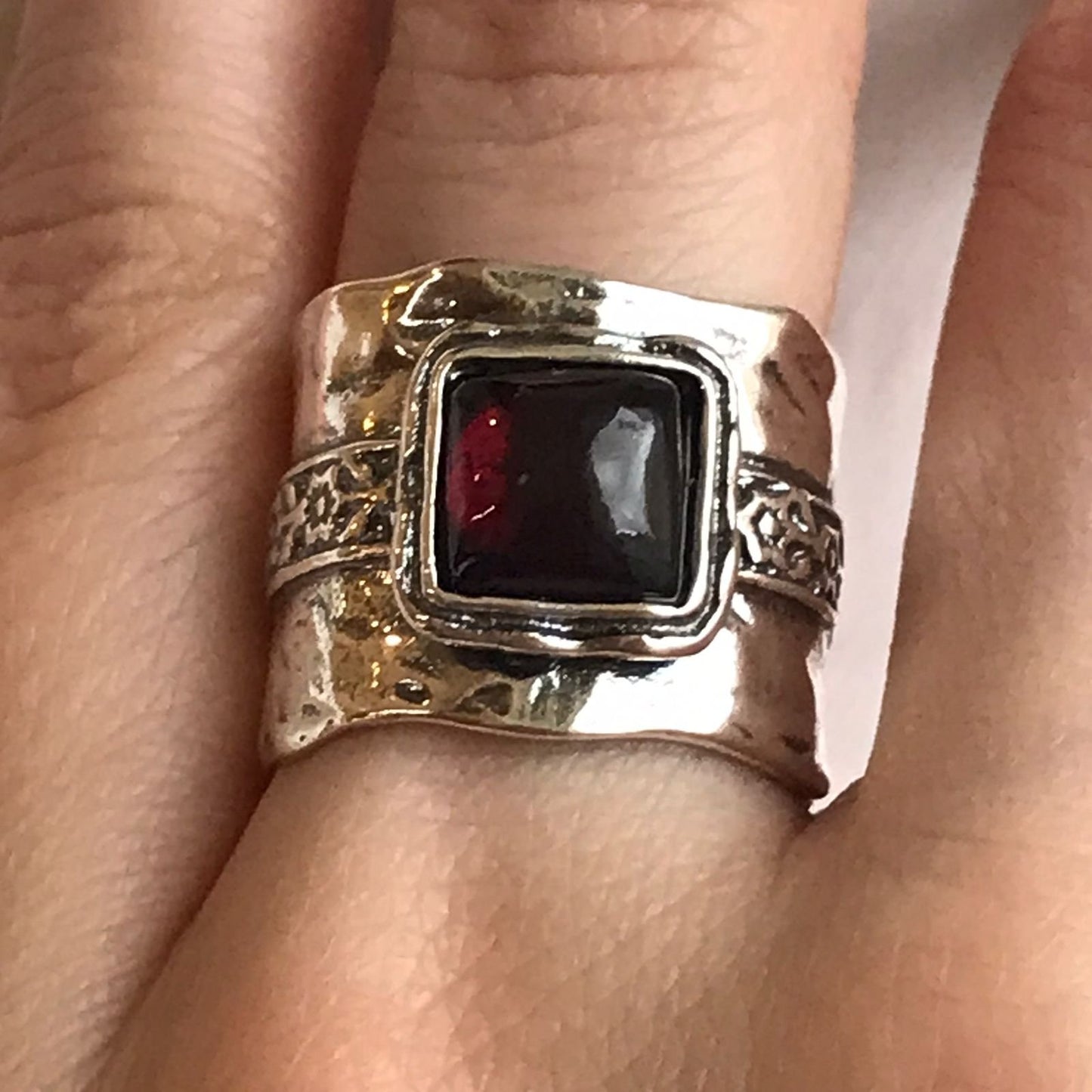 Серебряное кольцо с гранатом 01R438GR