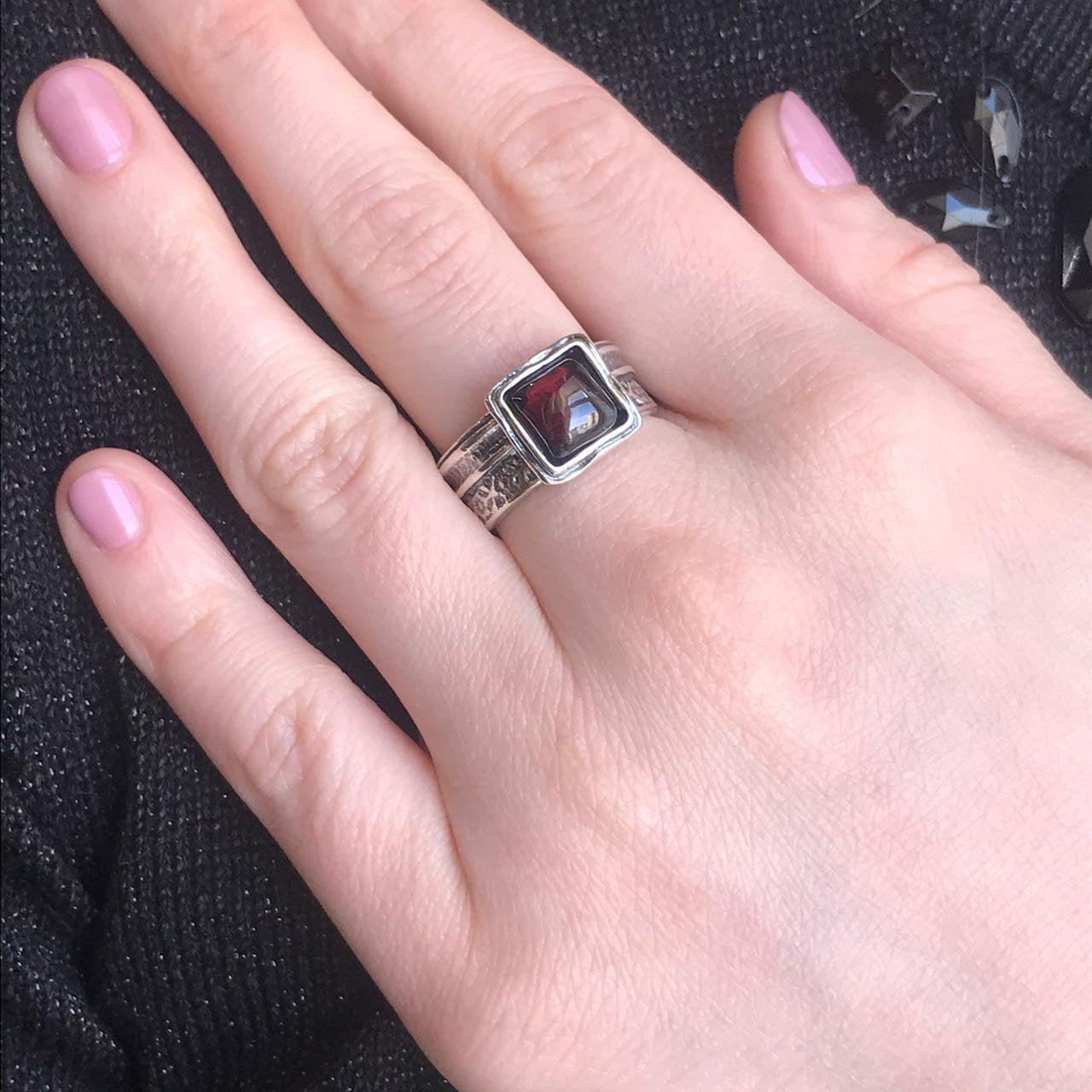Bague en argent avec grenat 01R485GR
