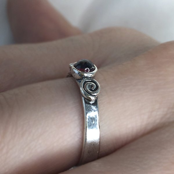 Bague en argent avec grenat 01R603GR