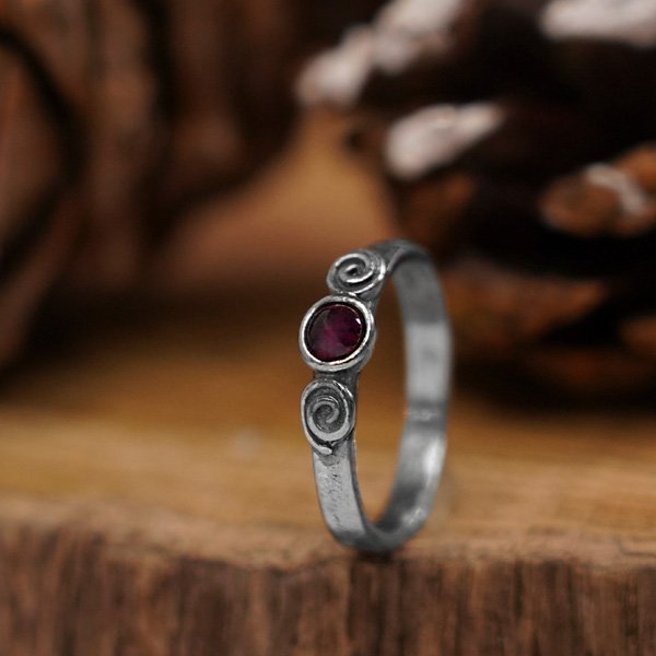 Bague en argent avec grenat 01R603GR