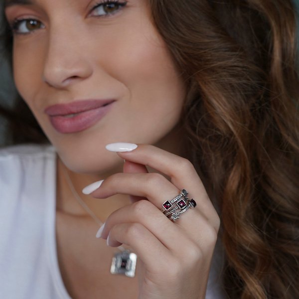 Bague en argent avec grenat 01R610GR