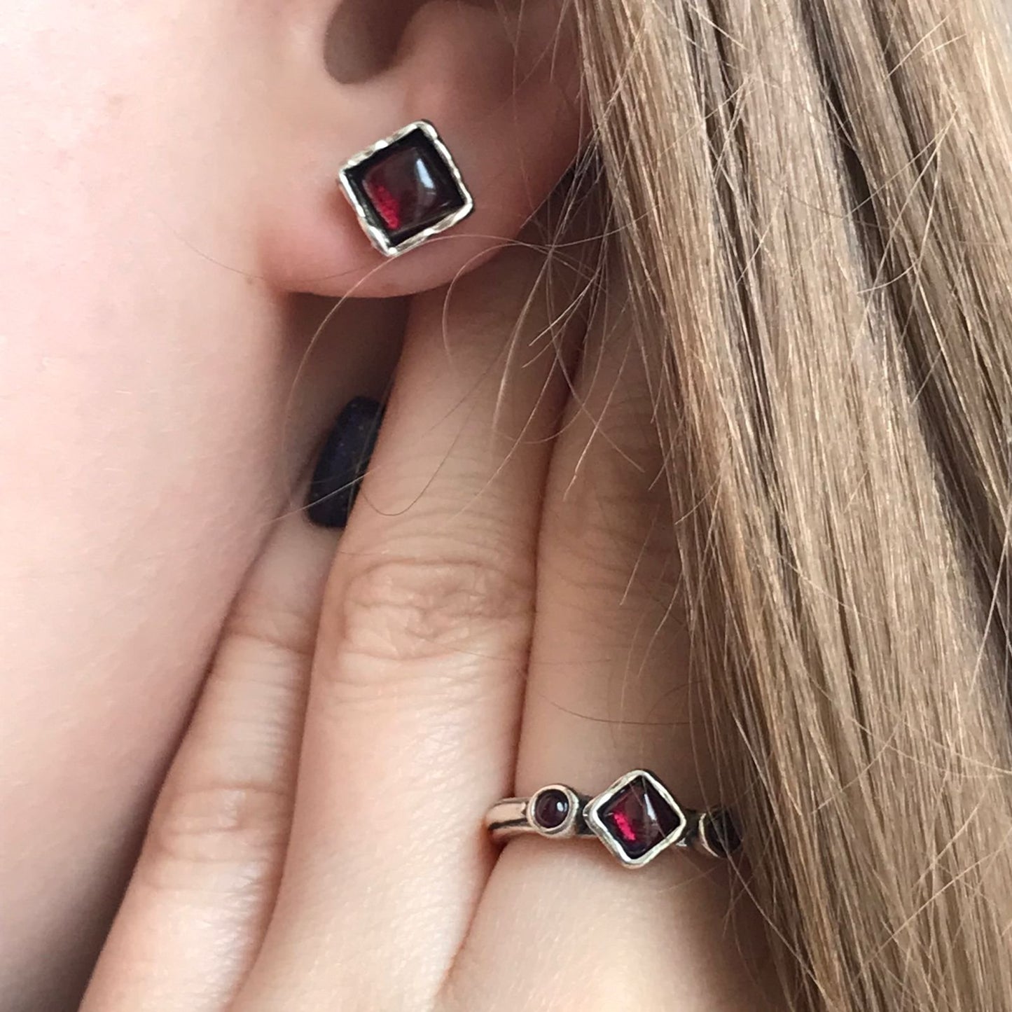Bague en argent avec grenat 01R758GR