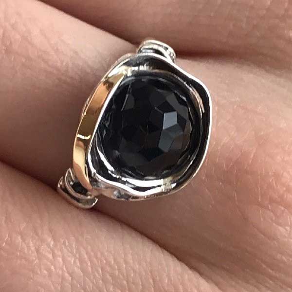 Серебряное кольцо с золотом и ониксом МВР812ГОН