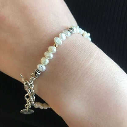 Silbernes Armband mit Perlen und vergoldetem 01B762PL