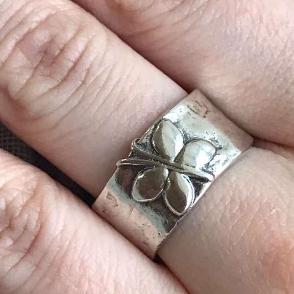 Серебряное кольцо 01R390