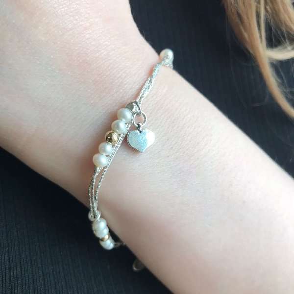 Silbernes Armband mit Perlen und vergoldetem 01B397PL