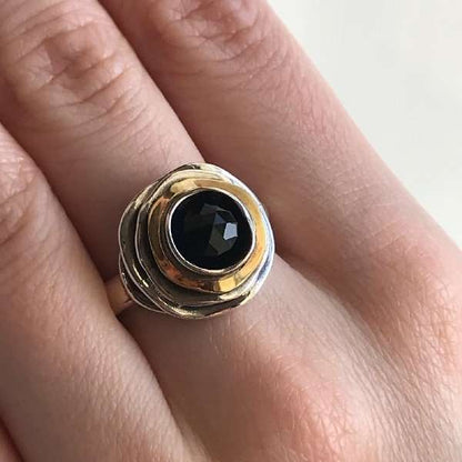 Серебряное кольцо с ониксом и золотом МВР1103ГОН