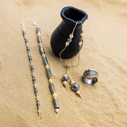 Silberhalskette mit Perlen und vergoldetem MVNh25