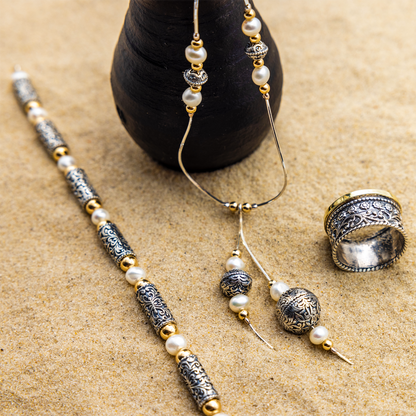 Silberhalskette mit Perlen und vergoldetem MVNh25
