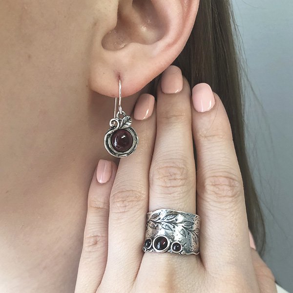 Silver earrings with garnet 01E1860GR