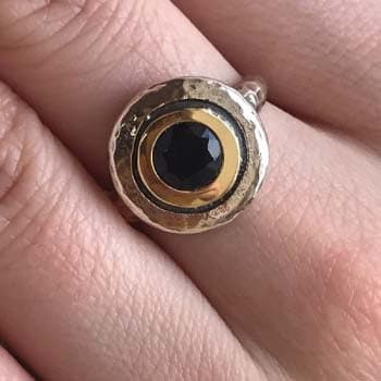 Серебряное кольцо с ониксом и золотом МВР1408ГОН
