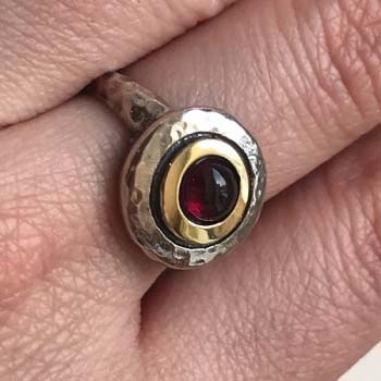 Серебряное кольцо с гранатом и золотом MVR1408GGR
